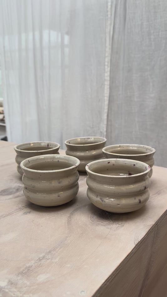 wobble cup / white with pink splashes