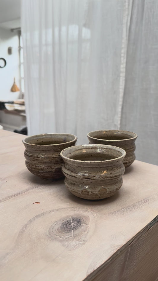 wobble cup / dark marble with pink splashes